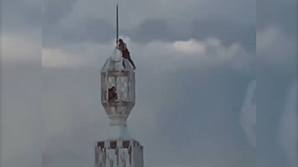 Männer klettern ungesichert auf 112-Meter-Turm