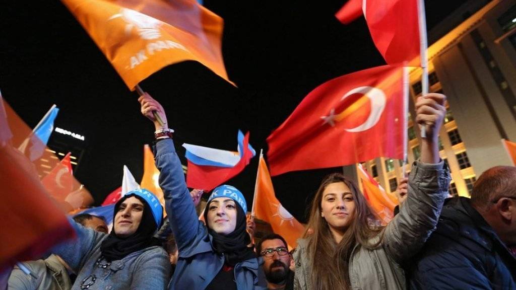 AKP-Anhängerinnen feiern vor dem Hauptquartier den klaren Sieg und die absolute Mehrheit der islamisch orientierten Partei.