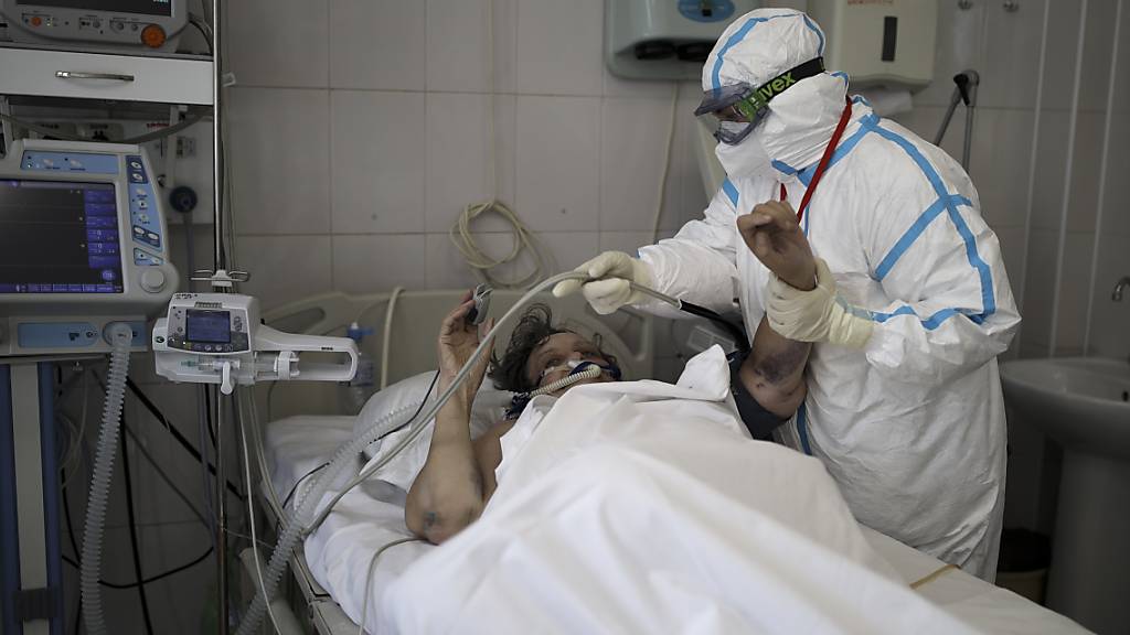 Eine Coronavirus-Patientin in einem Spital in Russland im Jahr 2021. (Archivbild)
