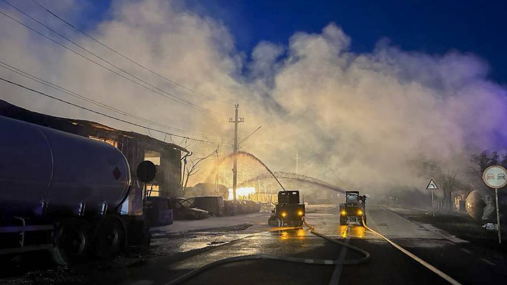 HANDOUT - Die Feuerwehrleute konnten den Brand an der Tankstelle löschen. Foto: Uncredited/IGSU Romanian Emergency Services/AP/dpa - ACHTUNG: Nur zur redaktionellen Verwendung und nur mit vollständiger Nennung des vorstehenden Credits