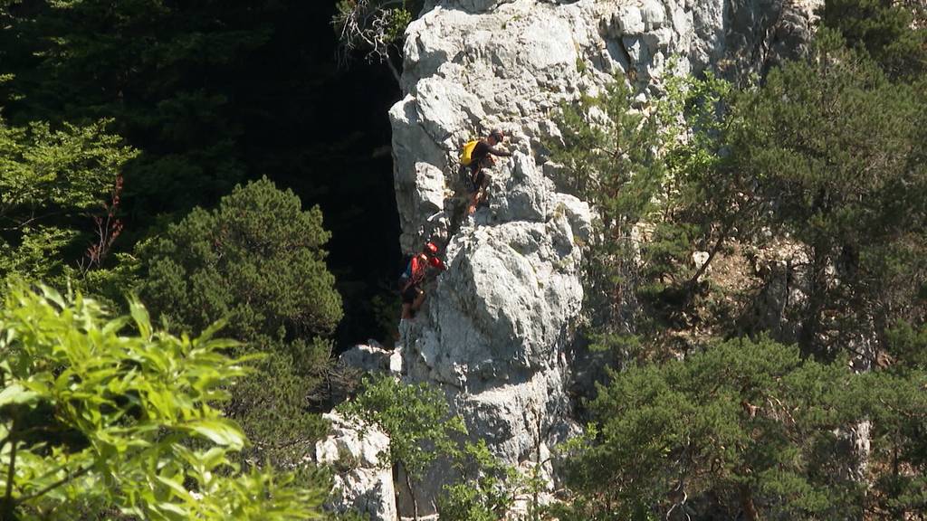 Tödlicher Unfall: Frau beim Klettern von Felsbrocken getroffen