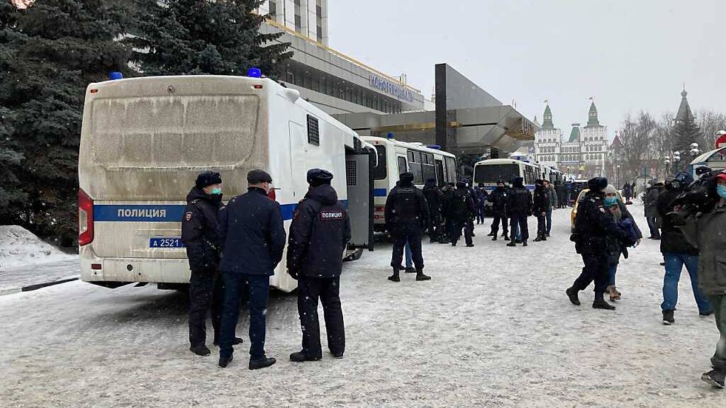 Die russische Polizei löst immer wieder Versammlungen der Opposition auf - so wie hier im März in Moskau. (Archiv)