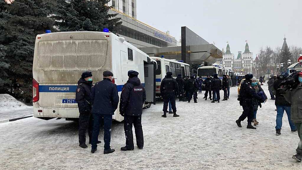 Die russische Polizei löst immer wieder Versammlungen der Opposition auf - so wie hier im März in Moskau. (Archiv)