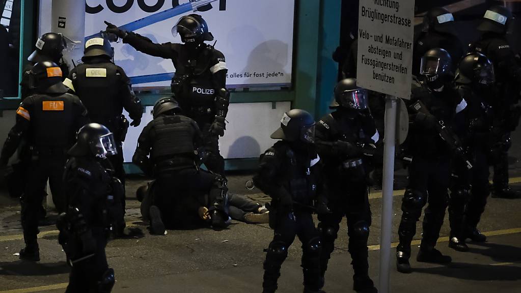 Die Polizei nimmt nach Scharmüzeln rund um das Basler St.-Jakob-Stadion einen Fussballfan in Gewahrsam.