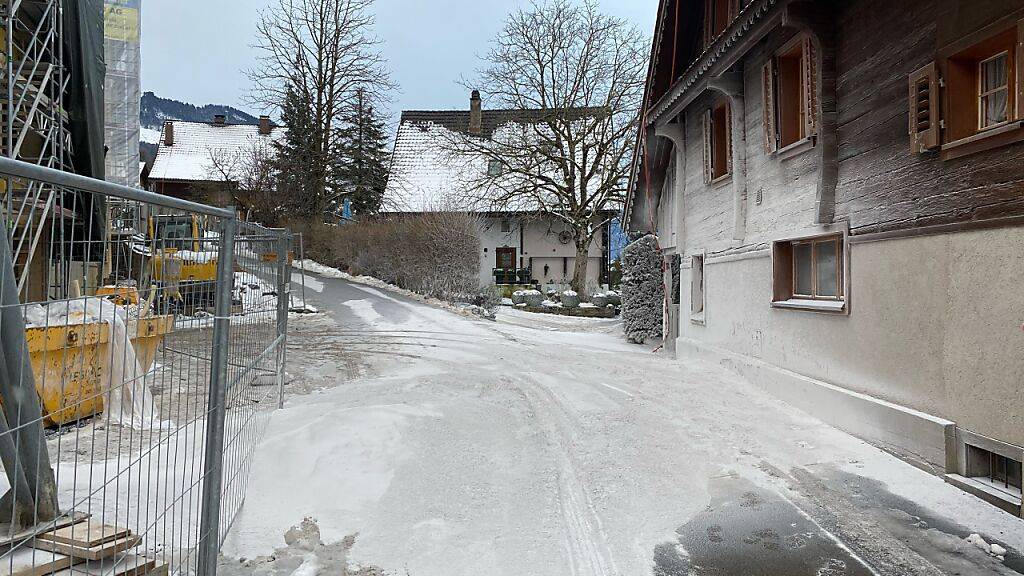 Kein Winterbild, sondern ein Malheur mit Gips: Umgebung der Baustelle in Walchwil.