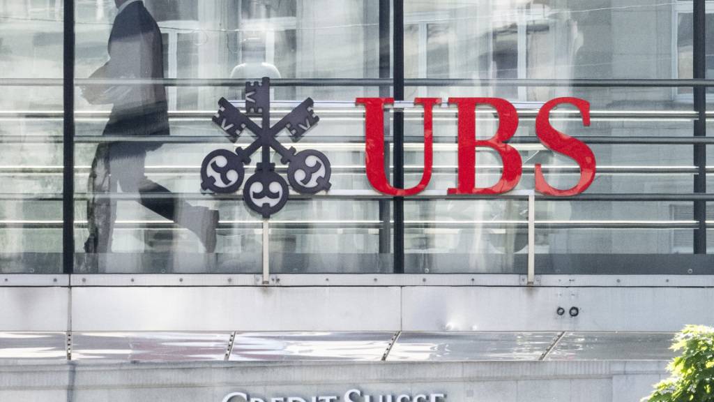 Nach der Leitzinserhöhung der Schweizerischen Nationalbank (SNB) von vergangener Woche haben zahlreiche Banken ihre Zinssätze erhöht. Ab Juli steigen auch die Zinssätze für die UBS-Kundinnen und Kunden. (Archivbild)