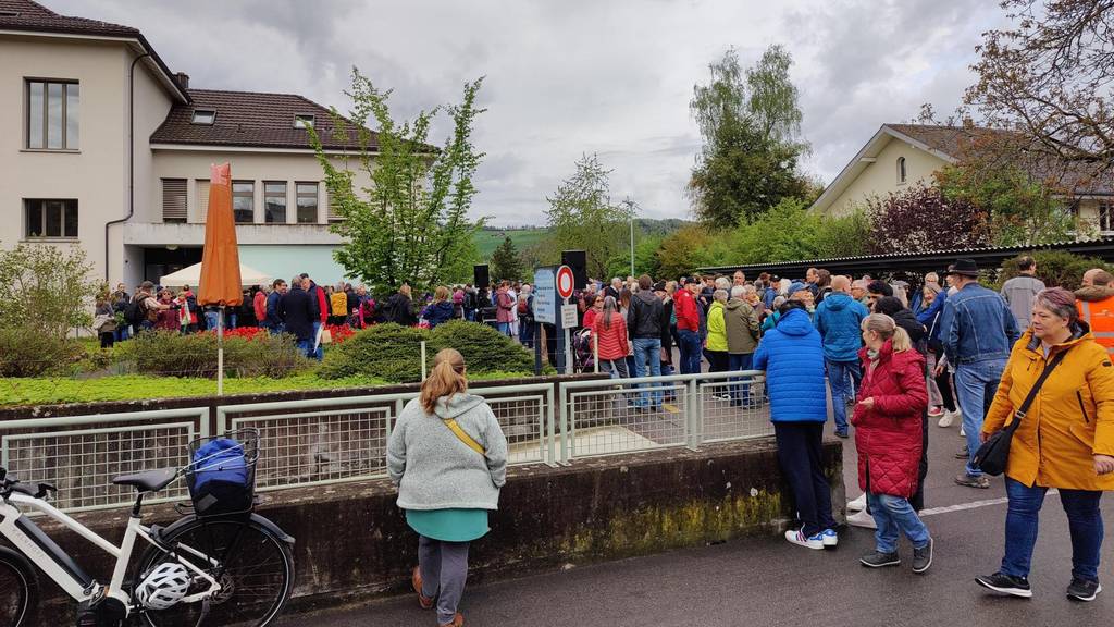 Hunderte Personen protestieren vor Spital Münsingen