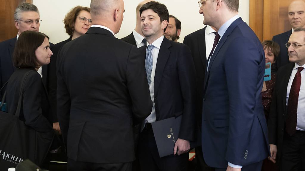 Keine Grenzschliessung wegen des Coronavirus: Die Gesundheitsminister Alain Berset (Schweiz, von hinten), Roberto Speranza (Italien, Mitte) und Jens Spahn (rechts) am Ministertreffen in Italien.