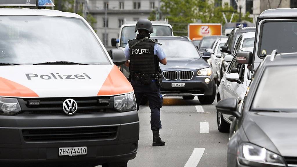 Nach dem Überfall auf ein Uhrengeschäft kontrollierte die Stadtpolizei Zürich an mehreren neuralgischen Punkten Personen und Fahrzeuge.