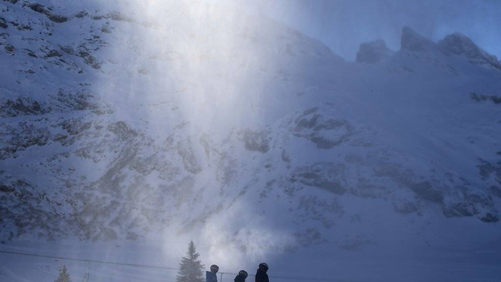 Skipisten im Skigebiet Titlis oberhalb Engelberg werden künstlich eingeschneit.