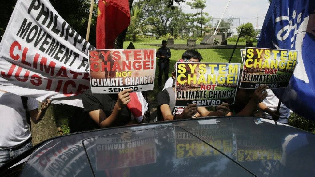 Umweltaktivisten demonstrieren in Quezon, nordöstlich der philippinischen Hauptstadt Manila. Die Philippinen gehören zu den 20 Staaten, die sich in Lima zur Gruppe der «V20» zusammengeschlossen haben (Archiv)