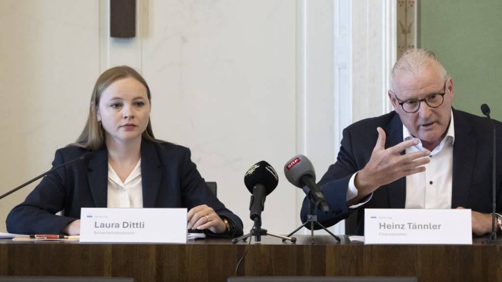 Regierungsrätin Laura Dittli (Mitte) und Finanzdirektor Heinz Tännler (SVP) nahmen letzte Woche an der Medienkonferenz zur geforderten Parlamentarischen Untersuchungskommission (PUK) teil. (Archivaufnahme)