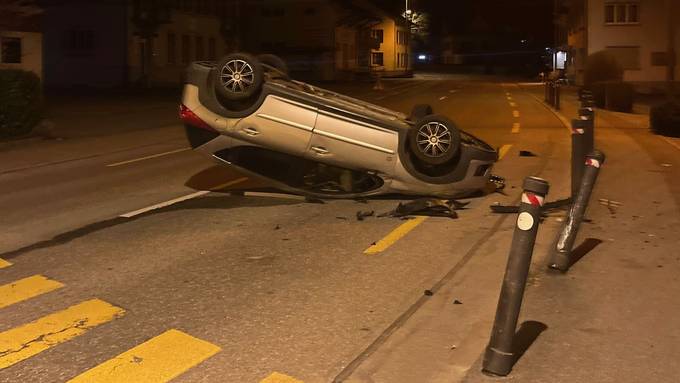 Auf Dach gelandet: Autolenker baut in Breitenbach Unfall 
