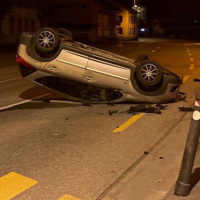 Auf Dach gelandet: Autolenker baut in Breitenbach Unfall 