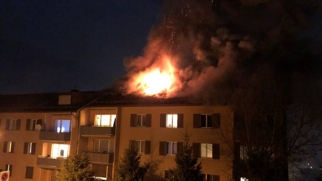 Grosseinsatz in Märwil: Dachstock von Mehrfamilienhaus in Brand
