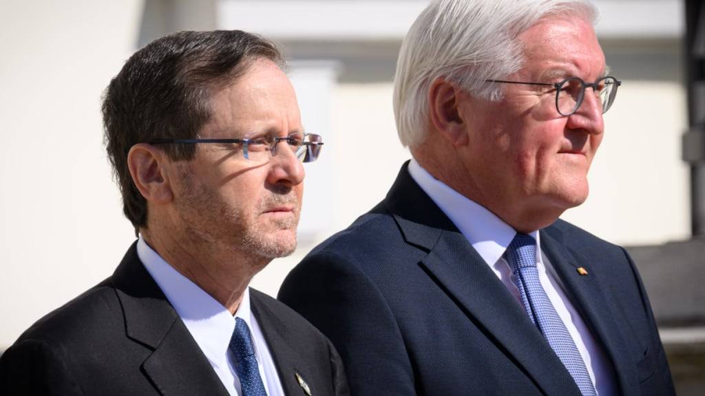 Bundespräsident Frank-Walter Steinmeier (r) begrüßt Izchak Herzog, Präsident von Israel, mit militärischen Ehren vor dem Schloss Bellevue. Foto: Bernd von Jutrczenka/dpa