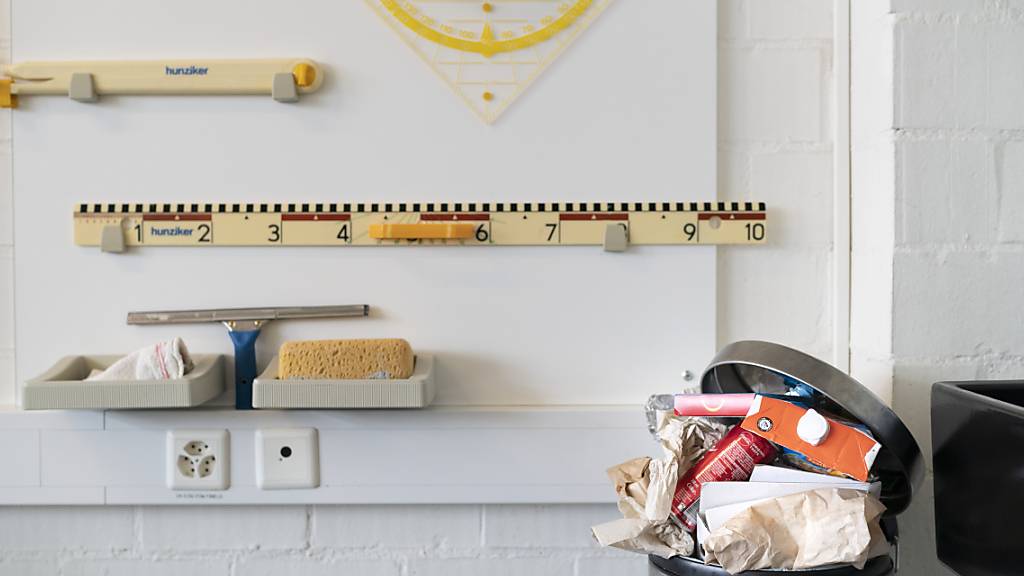 Jugendliche an Mittelschulen und in Berufsschulen haben häufiger Probleme, die zu Absenzen oder gar Ausbildungsabbrüchen führen. Die Bildungsdirektion will die Schulsozialarbeit deshalb flächendeckend auf auf diesen Schulstufen einführen. (Symbolbild)