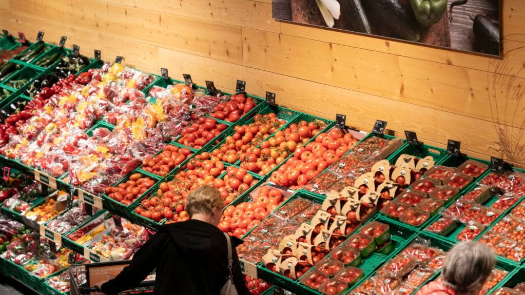 Der Detailriese Coop hat umstrittene neue Konditionen für Gemüsebauern zurückgezogen. (Archivbild)