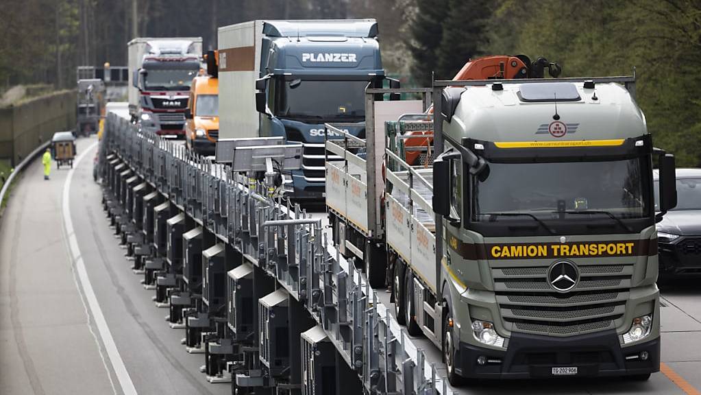 Während darunter gearbeitet wird, rollt der Verkehr über die Astra-Bridge auf der Autobahn A1 zweispurig weiter. Nachdem es bei der Verschiebung eine Panne gab, ist die Baustellenbrücke derzeit ausser Betrieb. (Archivbild)