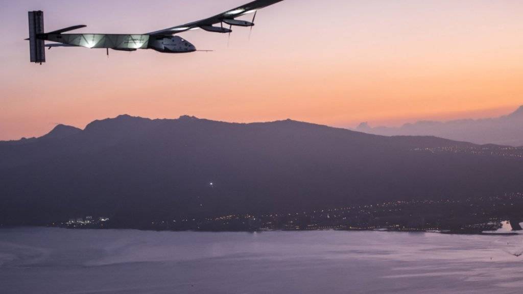 Das Solarflugzeug «Solar Impulse 2» beim Anflug auf Hawaii. Der Sonnenflieger musste wegen Reparaturarbeiten auf der Insel überwintern. (Archiv)