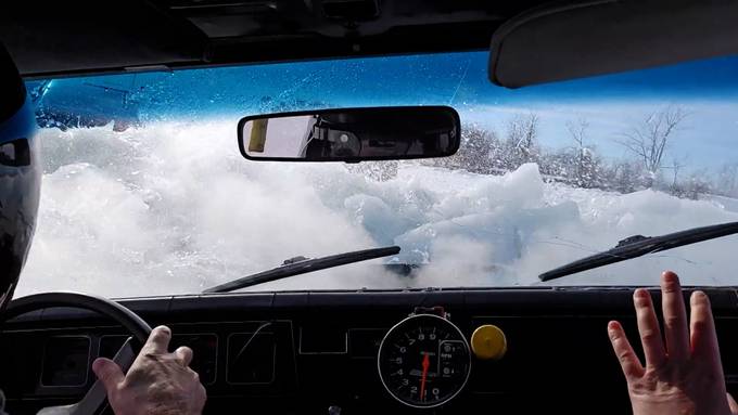 Autos brechen bei Eisrennen auf gefrorenem Fluss ein