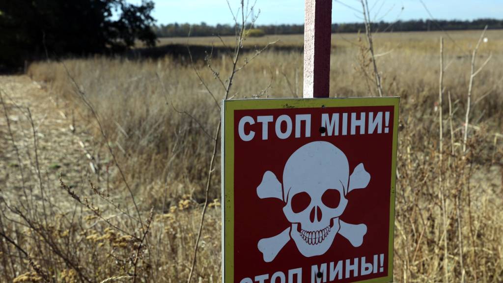 ARCHIV - Ein Warnschild «Stop! Minen» in der Ukraine. Foto: -/Ukrinform/dpa/Symbolbild