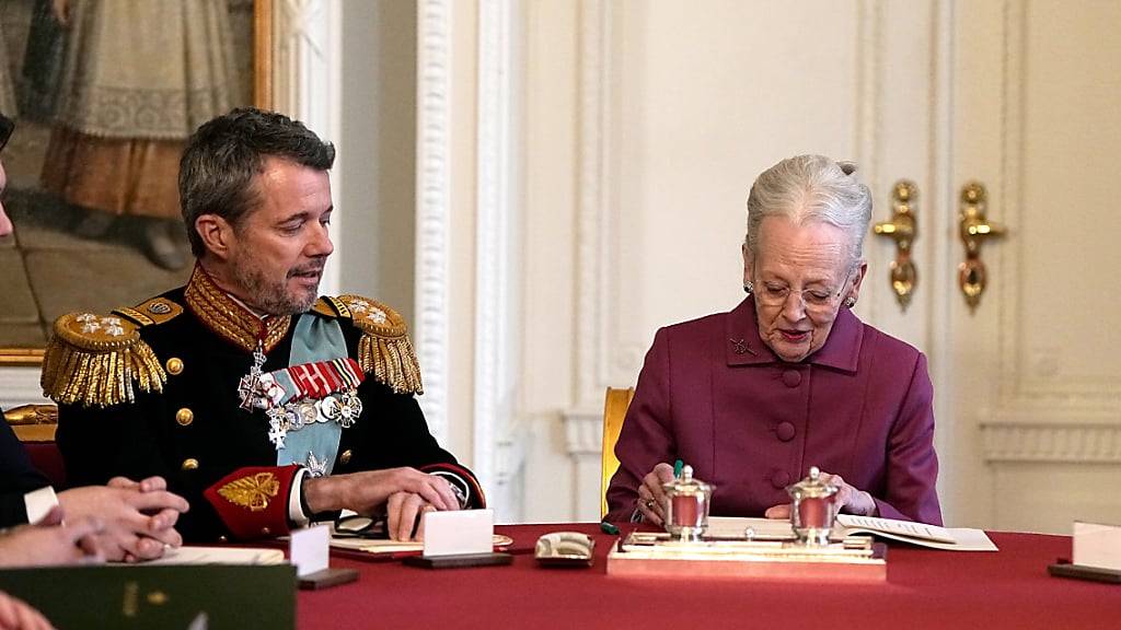 dpatopbilder - Königin Margrethe II. von Dänemark unterzeichnet im Staatsrat von Schloss Christiansborg die Abdankungserklärung. Foto: Mads Claus Rasmussen/Ritzau Scanpix Foto/AP/dpa