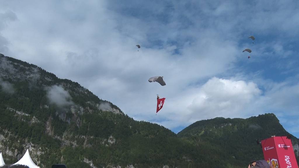 Bei Fassanstich am ESAF: Fallschirmaufklärer der Armee sorgen für Überraschung