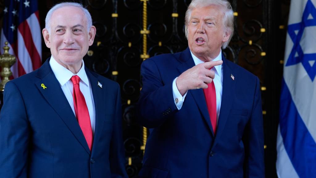 dpatopbilder - US-Präsident Donald Trump begrüßt den israelischen Ministerpräsidenten Benjamin Netanjahu in seinem Club Mar-a-Lago. Foto: Alex Brandon/AP/dpa