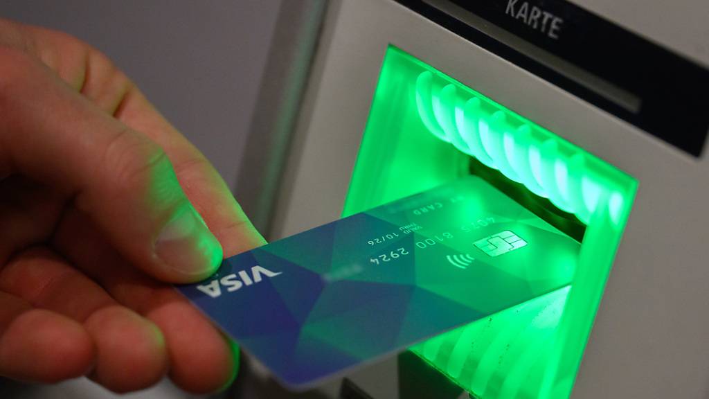 Der US-Kreditkartenanbieter Visa profitiert weiter von der Konsum- und Reisefreude seiner Kunden. Im ersten Quartal des Geschäftsjahres 2023/24 legte der Erlös im Vergleich zum Vorjahr um neun Prozent auf 8,6 Milliarden Dollar zu. (Archivbild)