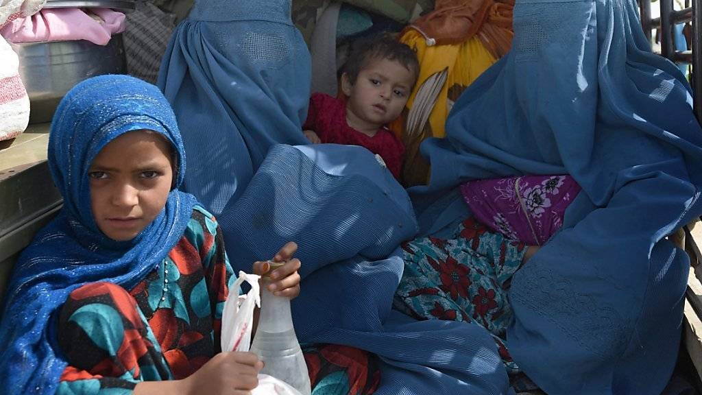 Frauen und Kinder fliehen mit ihrem Hab und Gut aus den umkämpften Gemeinden im Osten Afghanistans.