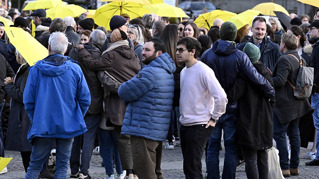 Mit gelben Regenschirmen gegen Antisemitismus: Kundgebung auf dem Zürcher Helvetiaplatz nach einer Mahnwache am Sonntagnachmittag.