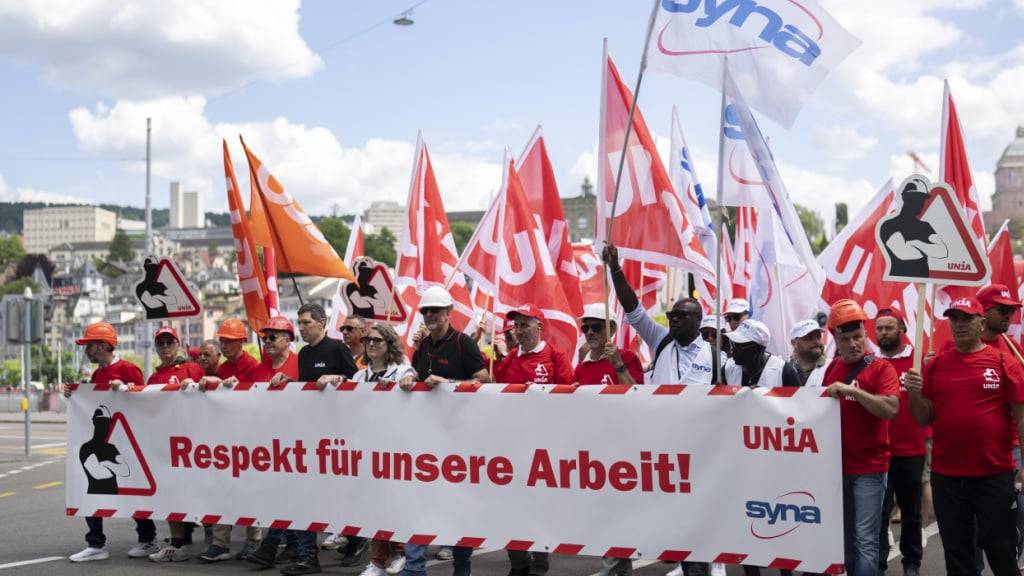 Die Gewerkschaften Unia und Syna riefen am Samstag zu einer Bauarbeiter-Demo in Zürich.