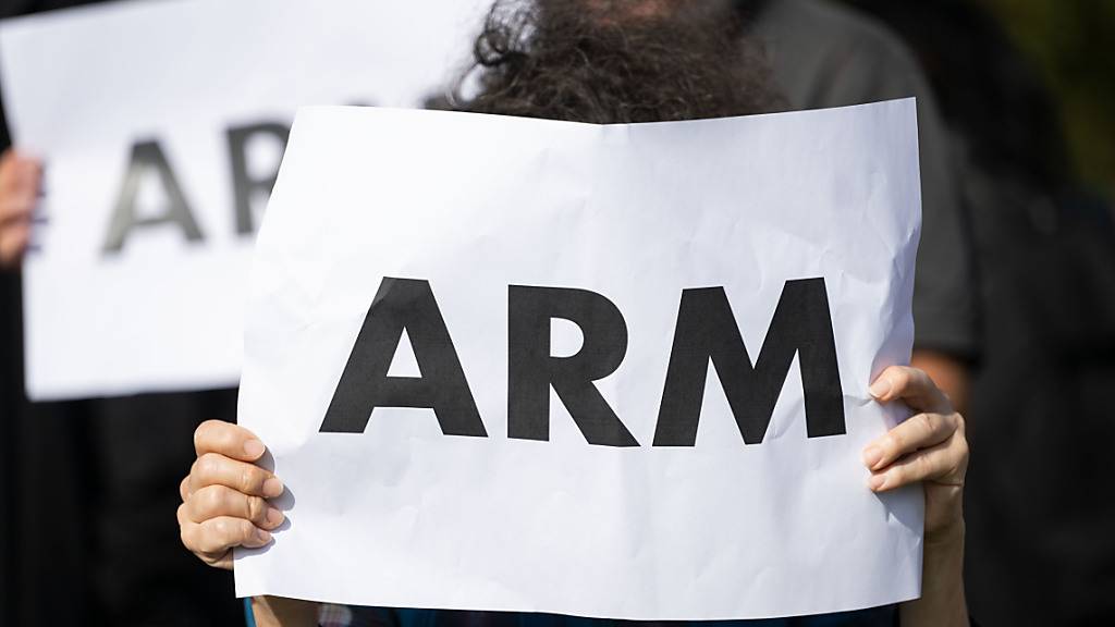 ARCHIV - Eine Teilnehmerin einer Fotoaktion der Landesarmutskonferenz im Jahr 2022 zu Beginn der landesweiten Aktionswoche «Armut bedroht alle» hält ein Papier, auf dem das Wort «Arm» zu sehen ist in den Händen. Foto: Marijan Murat/dpa