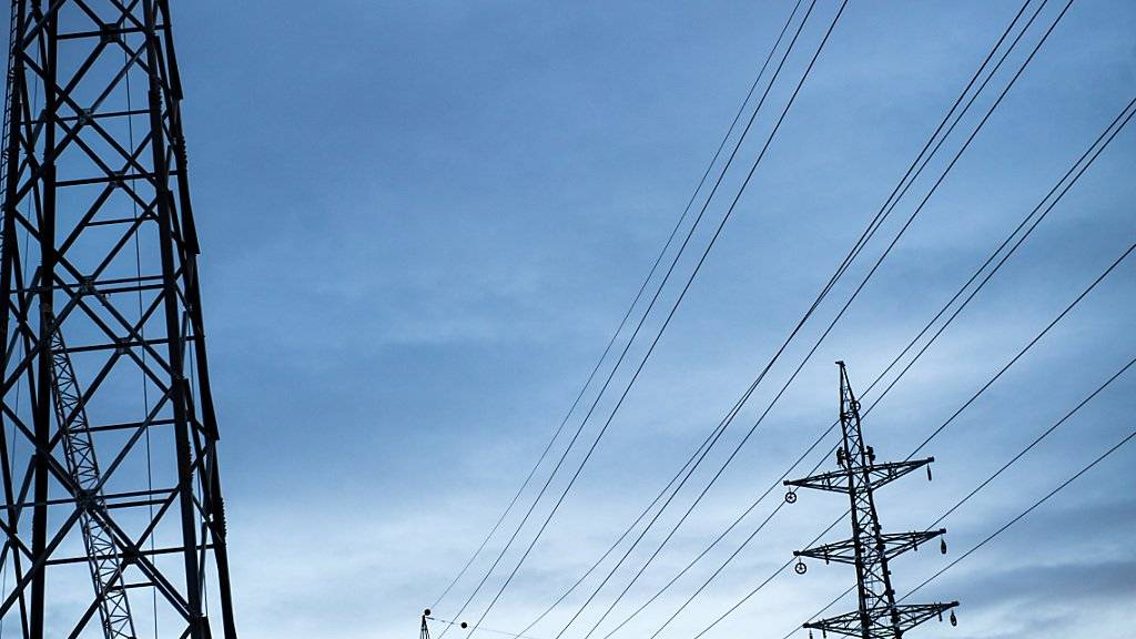 Auch das Stromnetz will unterhalten werden. Dafür und für andere Dienstleistungen im Übertragungsnetz zahlen Stromkunden einen Tarif an die Netzbetreiberin Swissgrid. 2018 sinken die Tarife deutlich. (Archivbild)