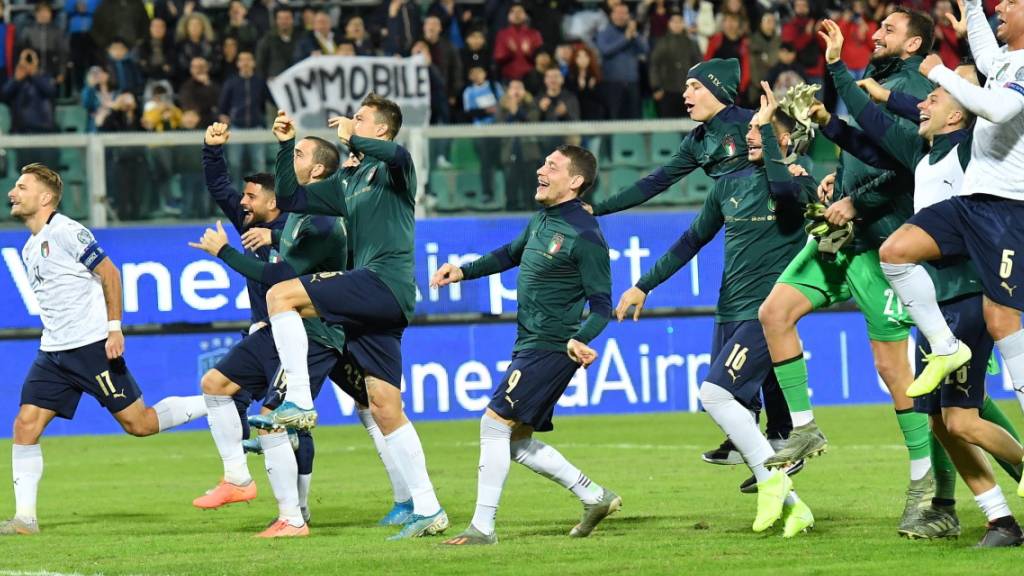 Die italienische Nationalmannschaft liess sich in Palermo nach dem zehnten Sieg im zehnten Spiel - dem 9:1 gegen Armenien - von den Fans feiern