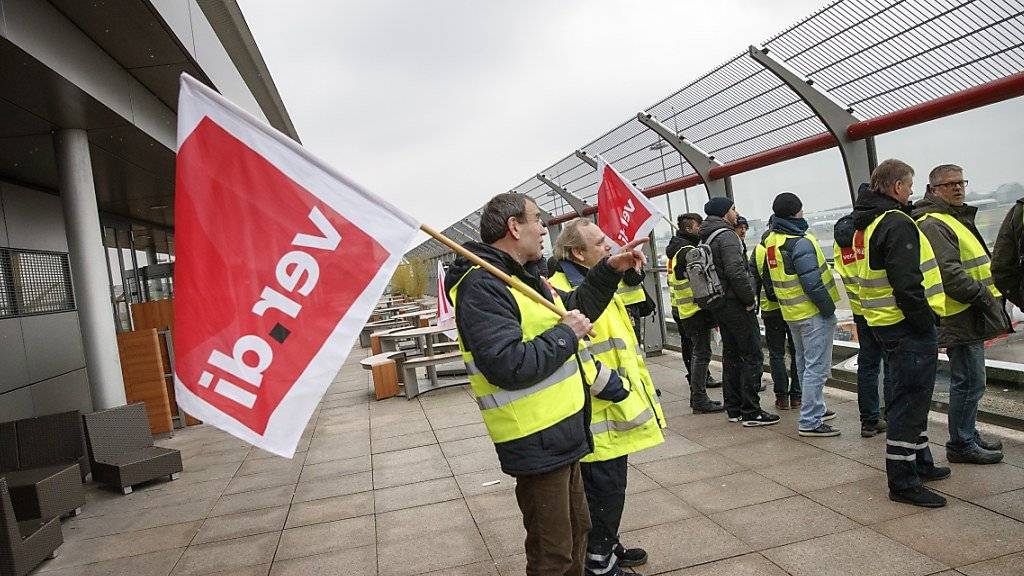 Der Streik des Bodenpersonals an den Berliner Flughäfen geht bis am Mittwochmorgen weiter.
