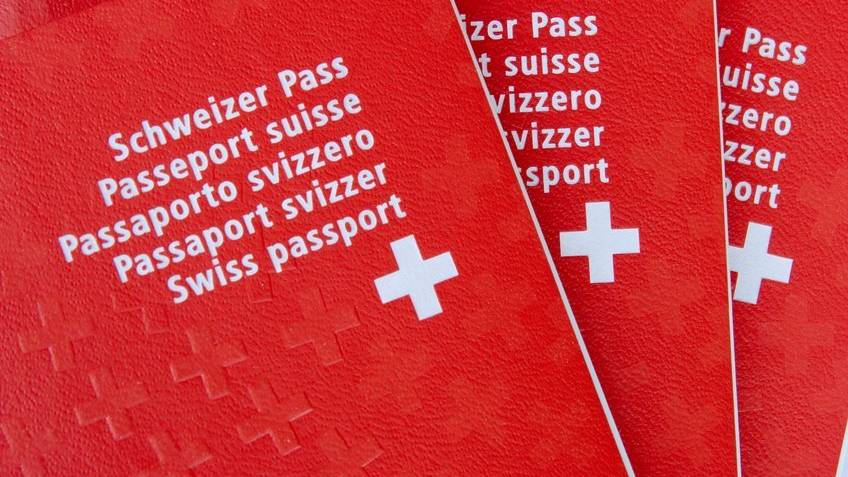 Um einen Schweizer Pass zu erhalten, muss man den Einbürgerungstest bestehen. (Symbolbild)