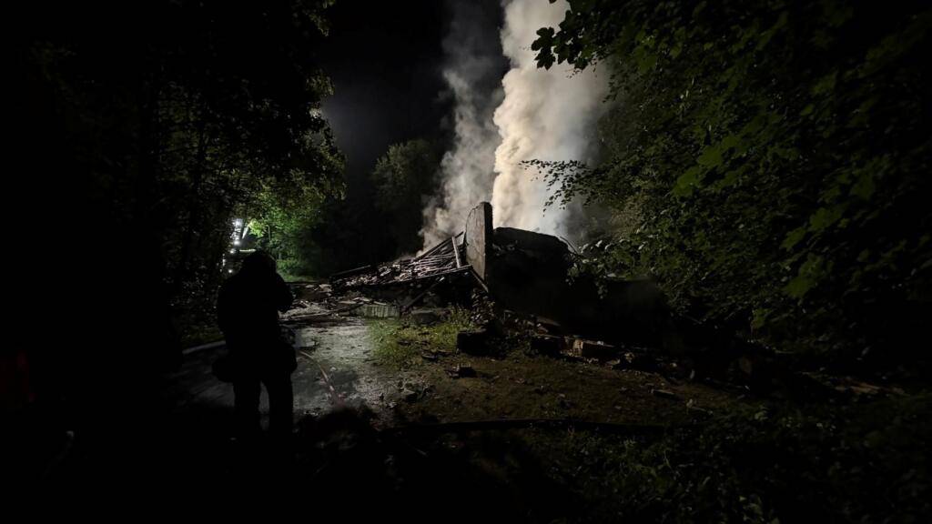 Beim Brand mit mehreren Explosionen in einem Feuerwerkdepot entstand in Uitikon Waldegg grosser Sachschaden.