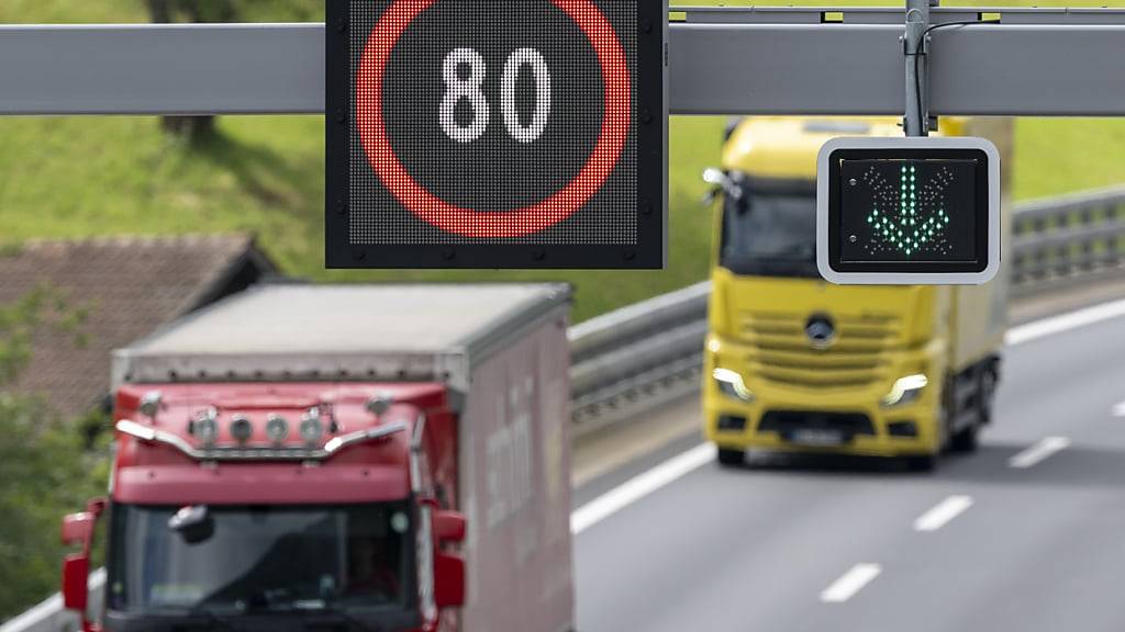 Auf der A7 bei Frauenfeld messen Sensoren in der Fahrbahn neu das Gewicht der vorbeifahrenden Lastwagen. (Archivbild)