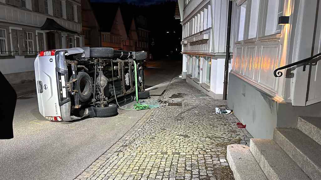 Das Fahrzeug kippte nach dem Aufprall zur Seite.