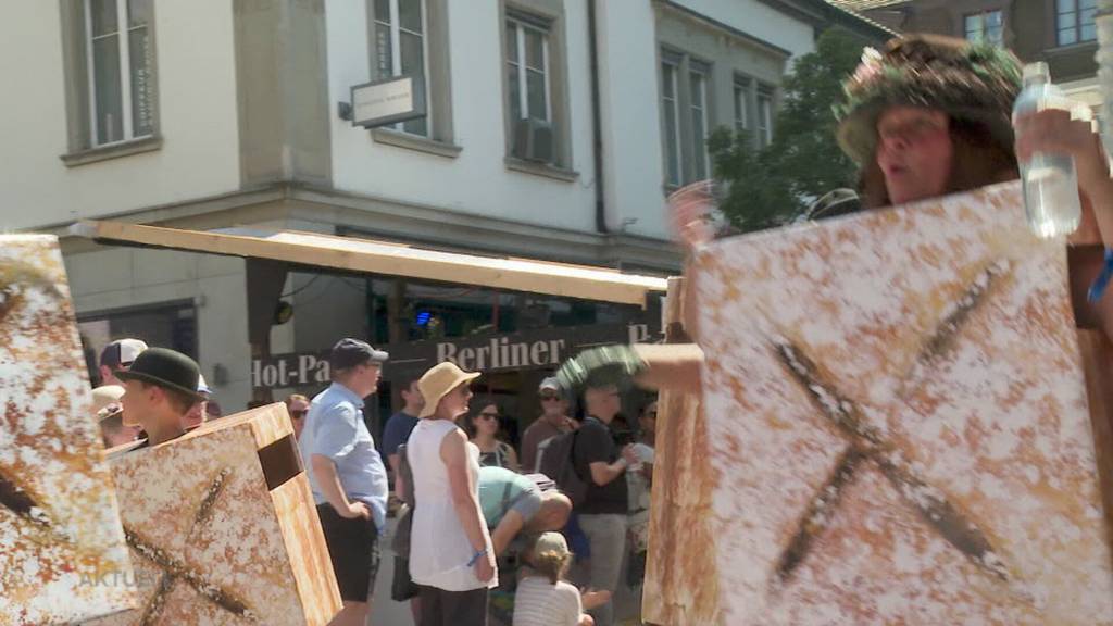 Badenfahrt-Highlight: Traditioneller Umzug zeigt 100-jährigen Rückblick