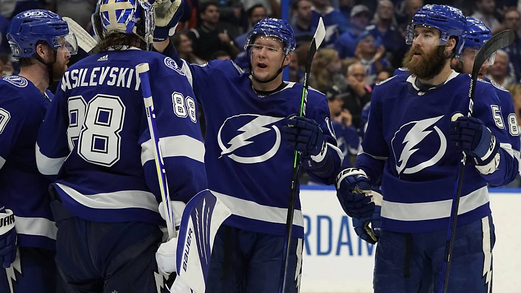 Die Spieler der Lightning bejubeln den Ausgleich in der Halbfinal-Serie