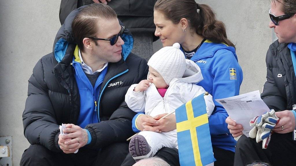 Die Familie der schwedischen Kronprinzessin Victoria und des Prinzen Daniel (l) wird nächstens grösser. Hier hält Victoria 2013 ihre Tochter Prinzessin Estelle im Arm (Archiv)
