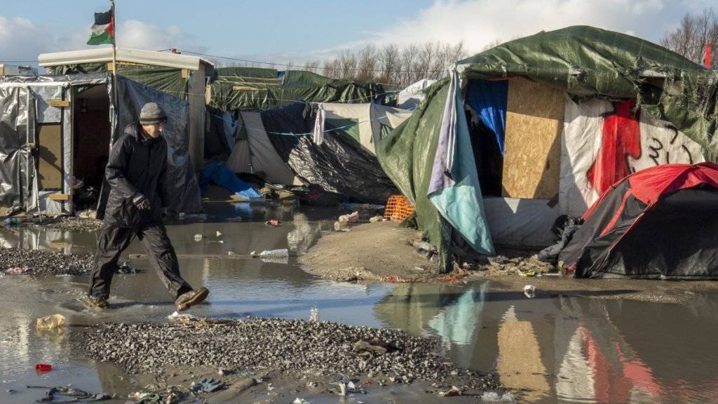 In den Zelten und behelfsmässigen Bauten in Calais leben tausende Menschen, die illegal nach Grossbritannien gelangen wollen. (Archivbild)