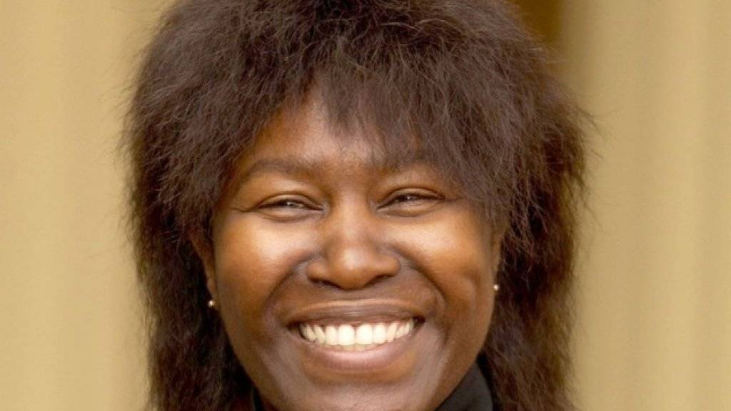 Joan Armatrading - hier 2001 bei der Entgegennahme des MBE-Ordens - wird heute 65 (Archiv).