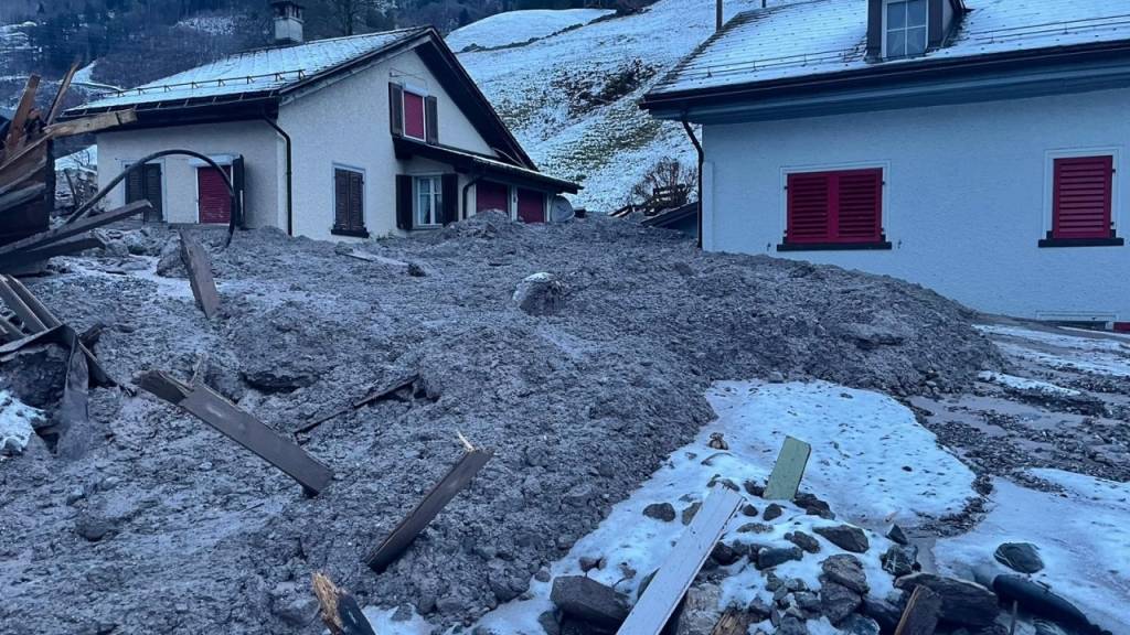 In Schwanden sind Räumungsarbeiten in der Gefahrenzone weiterhin nicht möglich. In der Nacht auf Donnerstag gab es erneut Rutschungen.