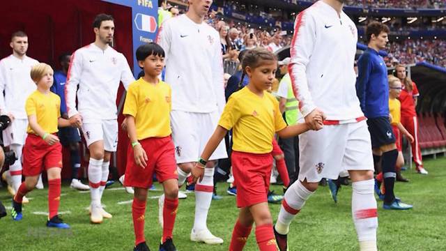 8-jährige Giulia schreitet mit Rakitic ins WM-Stadion