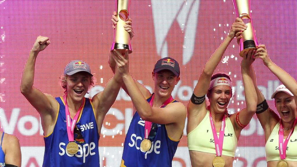 Viermal Gold: David Ahman/Jonatan Hellvig posieren zusammen mit Anastasija Samoilova/Tina Graudina