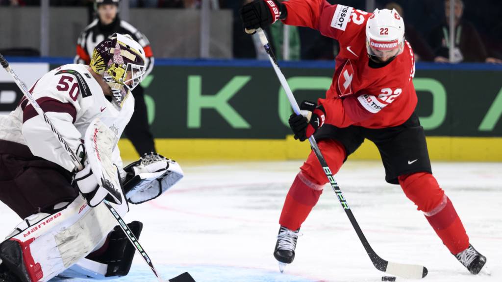 Nino Niederreiter - hier vor dem lettischen Goalie Kristers Gudlevskis - wartet noch auf das persönlich erste Tor an der Heim-WM